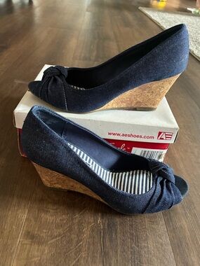 American Eagle by Payless Navy Knot Peep-Toe Cork Y2K Wedges